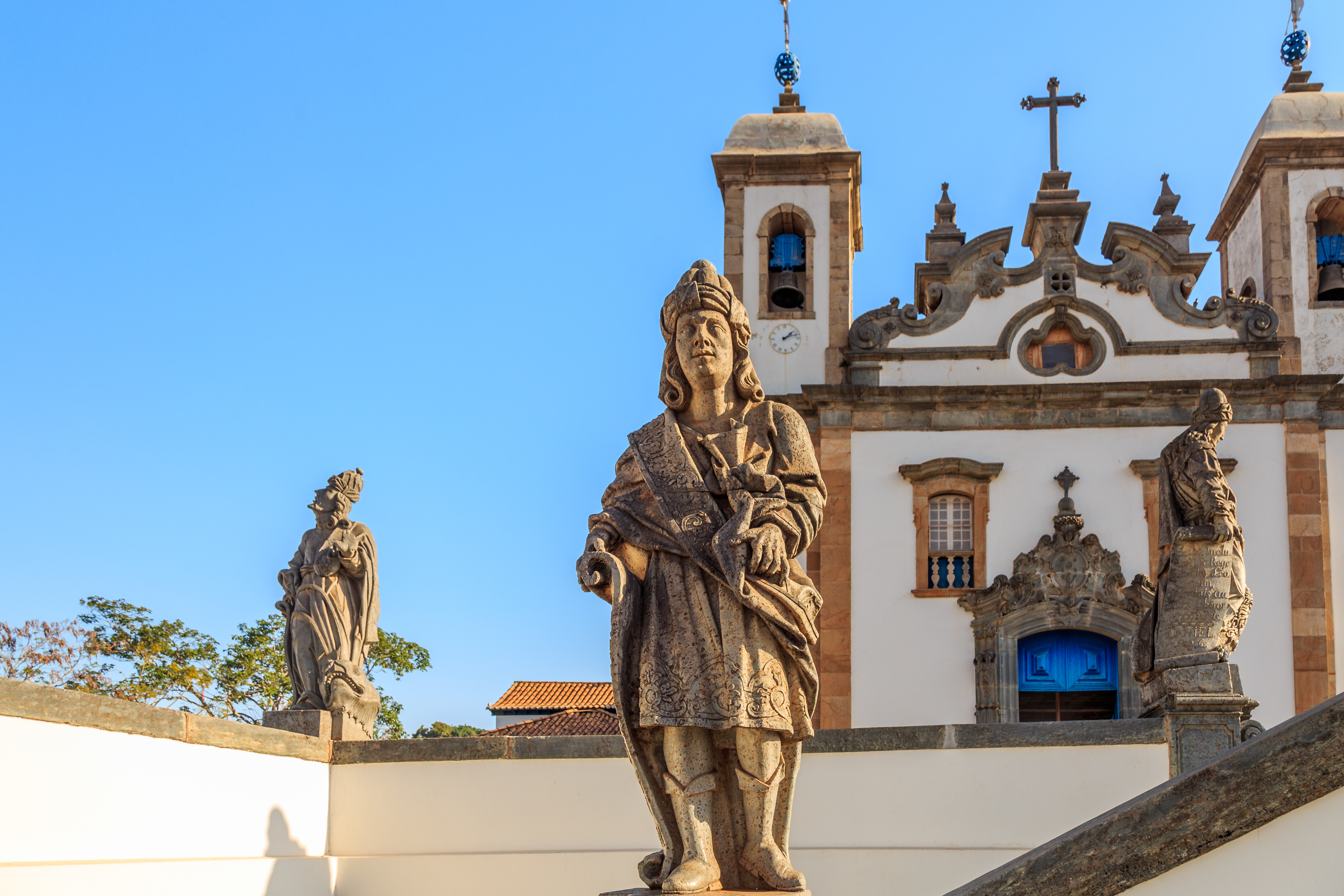 Imagem da igreja histórica de Congonhas com estátua em primeiro plano
